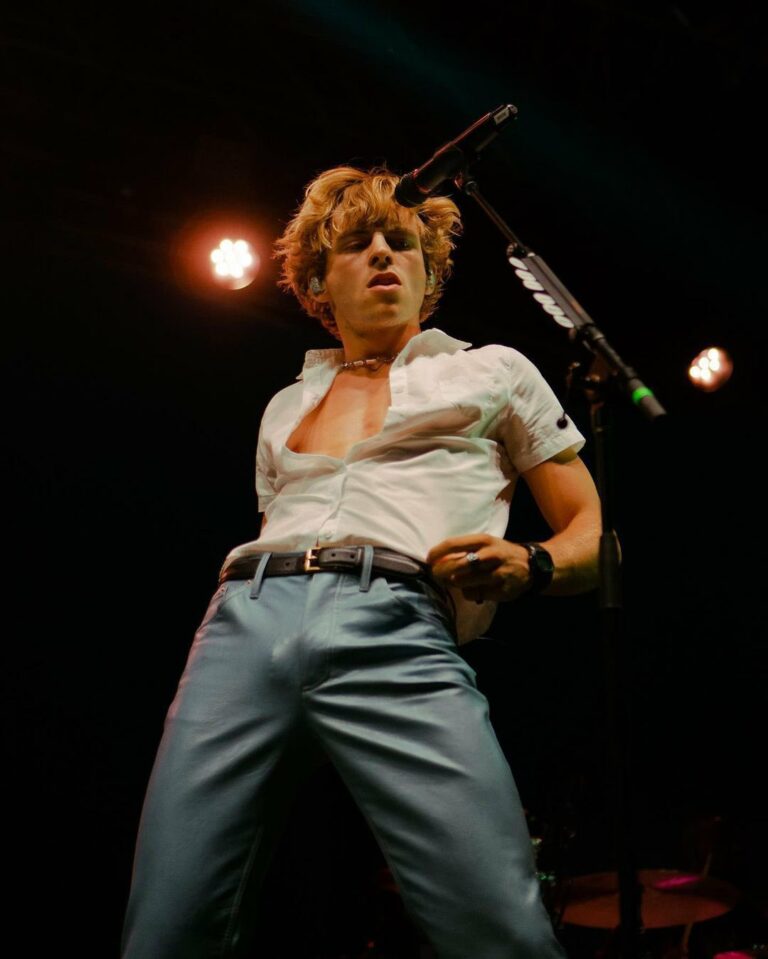 Ross Lynch Has A Party Trick And Its Grabbing His Crotch On Stage