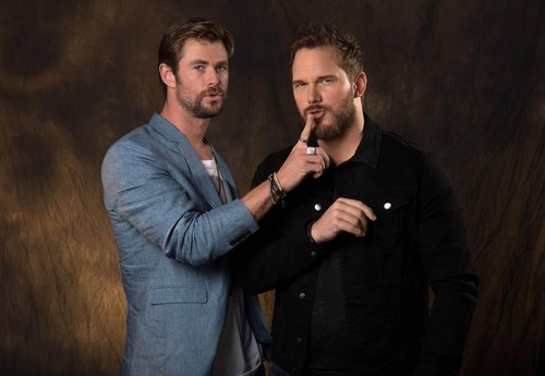 Chris Pratt And Chris Hemsworth Had A Literal Couple Photoshoot. -  FandomWire